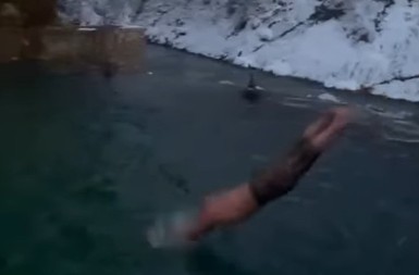 Nedžad pokazao snagu duha: Januarsko kupanje ispod vodopada u Jajcu (VIDEO)